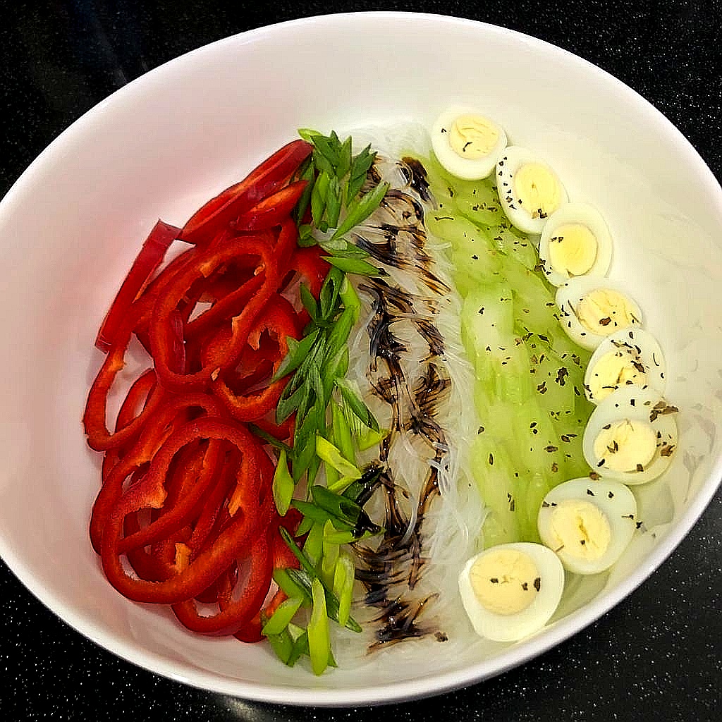 На сколько полезен салат. Зеленый салат с рулетиками из рыбы и яиц. Зеленый салат с кусочками свинины. Рецепты салатов Исландии. Полезный салат рецепт для 3 класса.