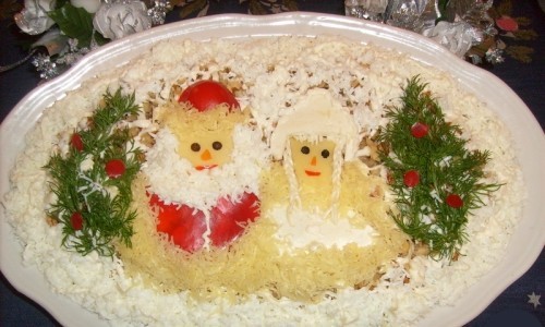 Салат новогодний с курицей и бананом «Под ёлочками»