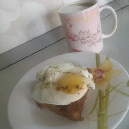 Вкусный завтрак (тост с котлетой и яйцом)