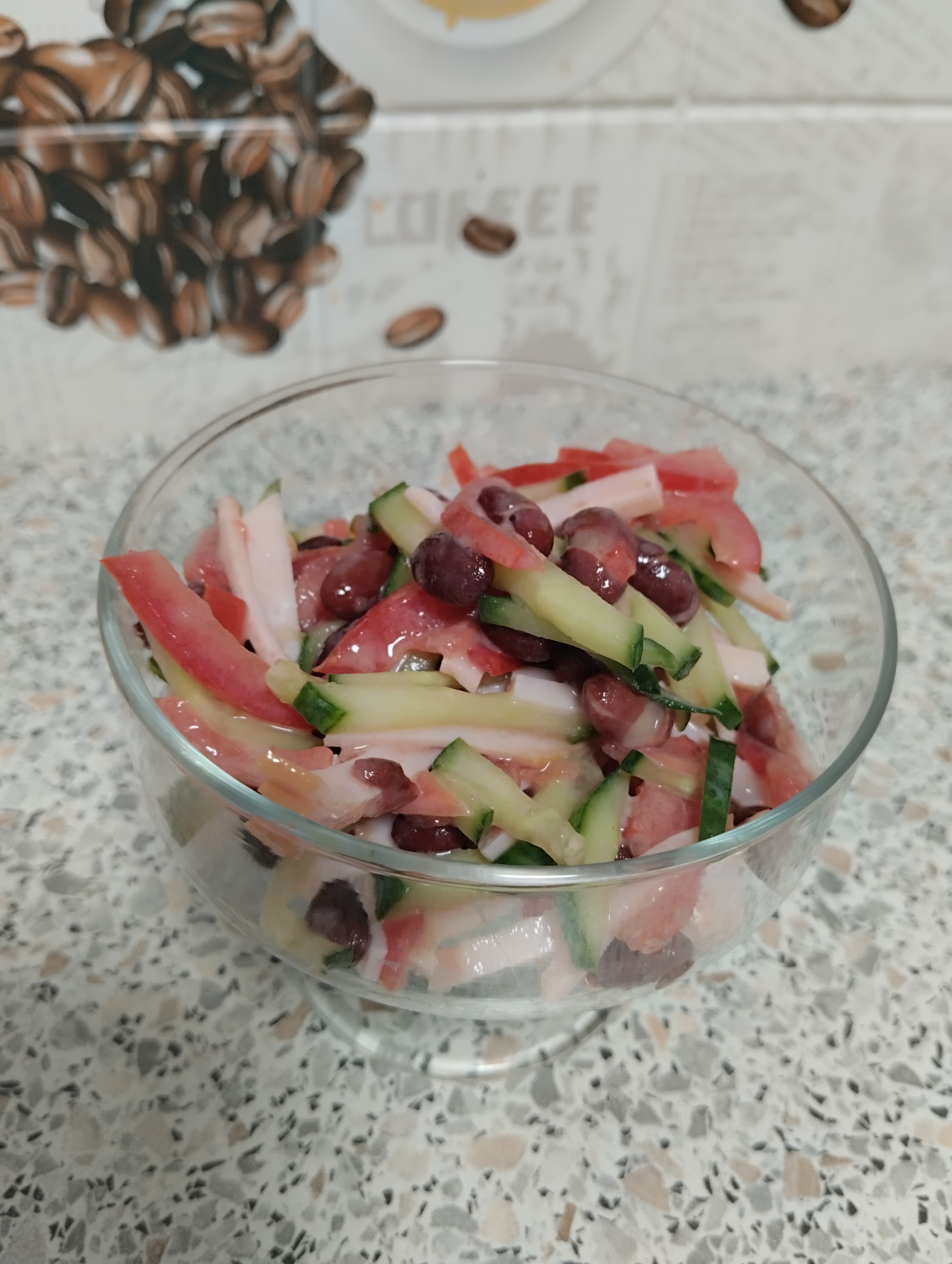 Салат с ветчиной, фасолью, огурцом и помидором