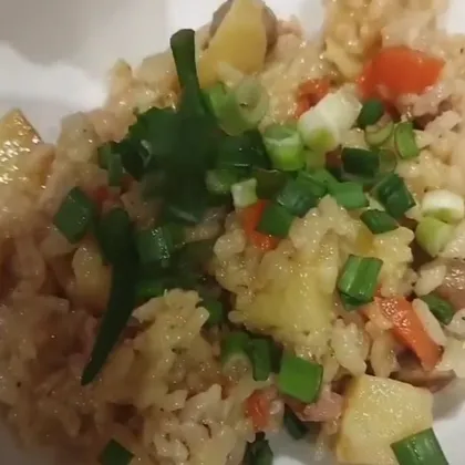 Рис с овощами и колбаской
