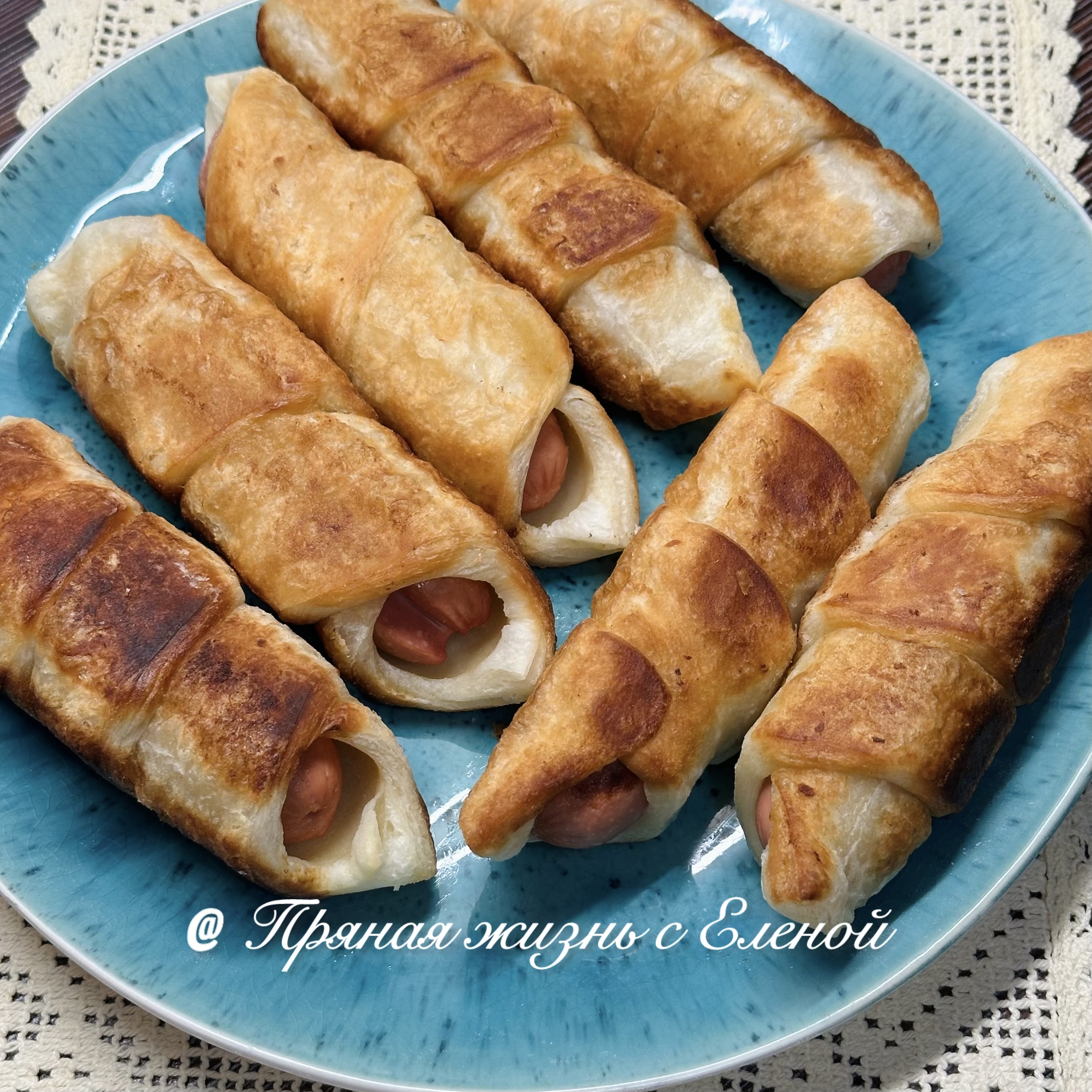 Сосиски в слоеном тесте на сковороде 