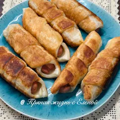 Сосиски в слоеном тесте на сковороде 