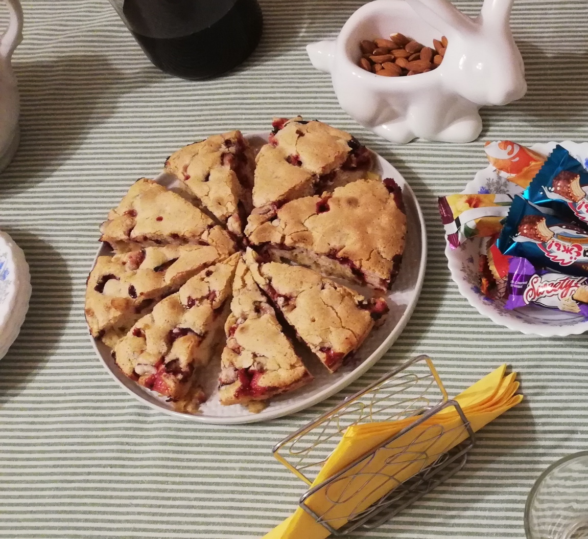 Шарлотка со сливой и яблоками