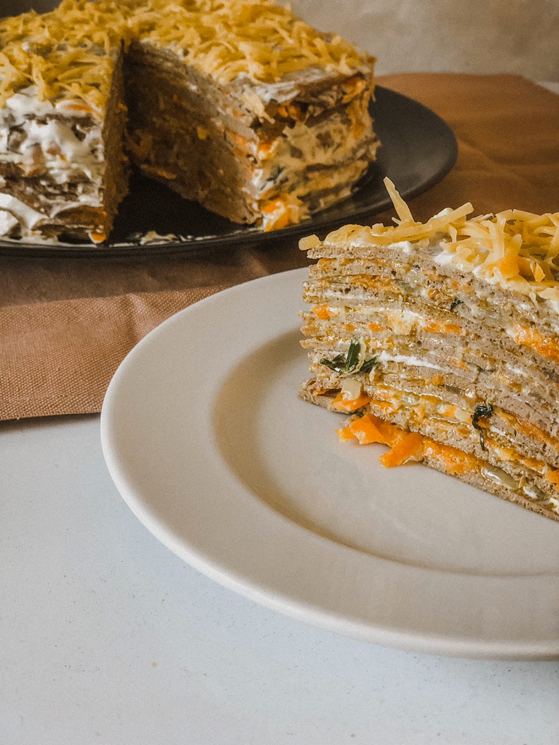 Печеночный торт со сметаной, морковкой и луком простой рецепт пошаговый
