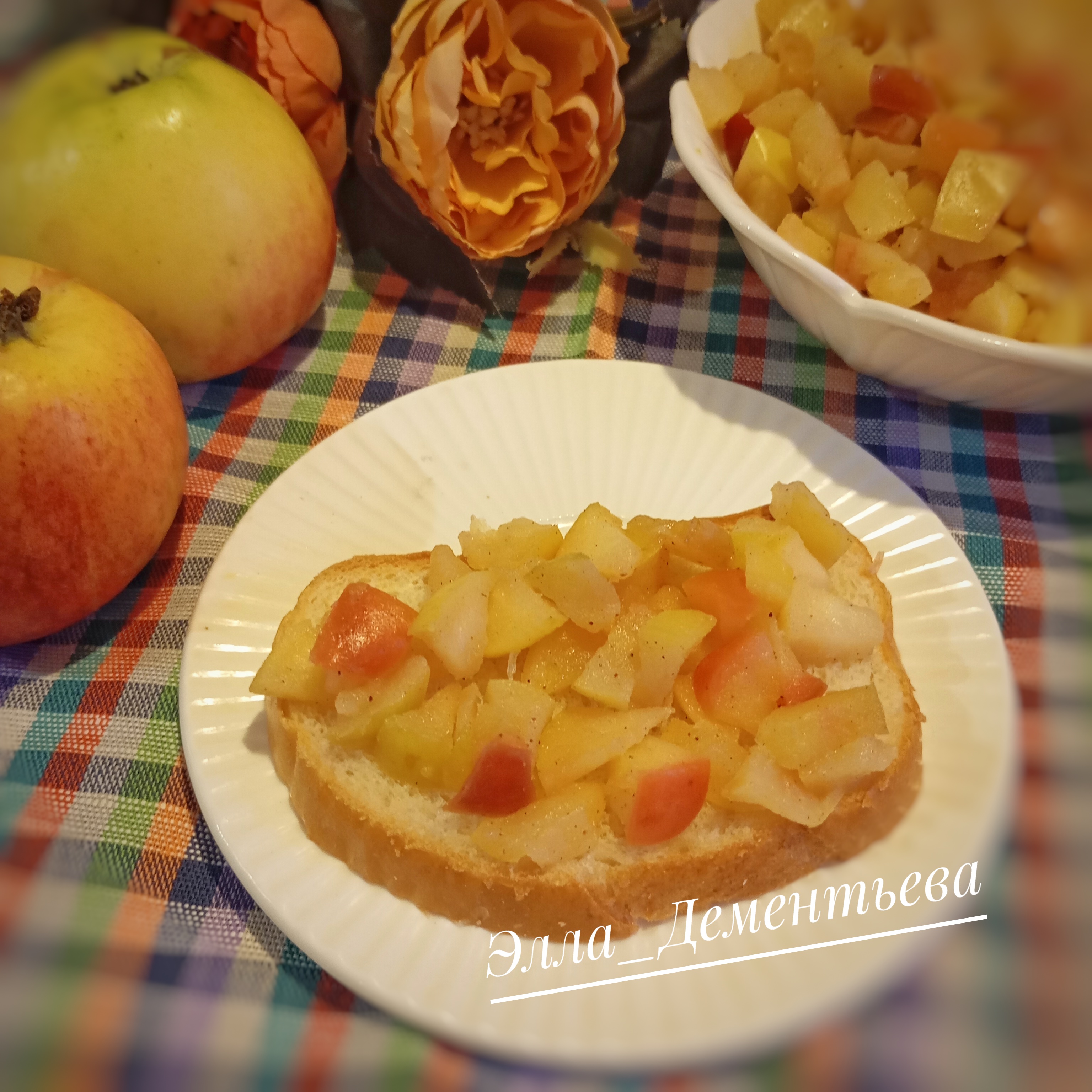 Карамелизированные яблоки с корицей