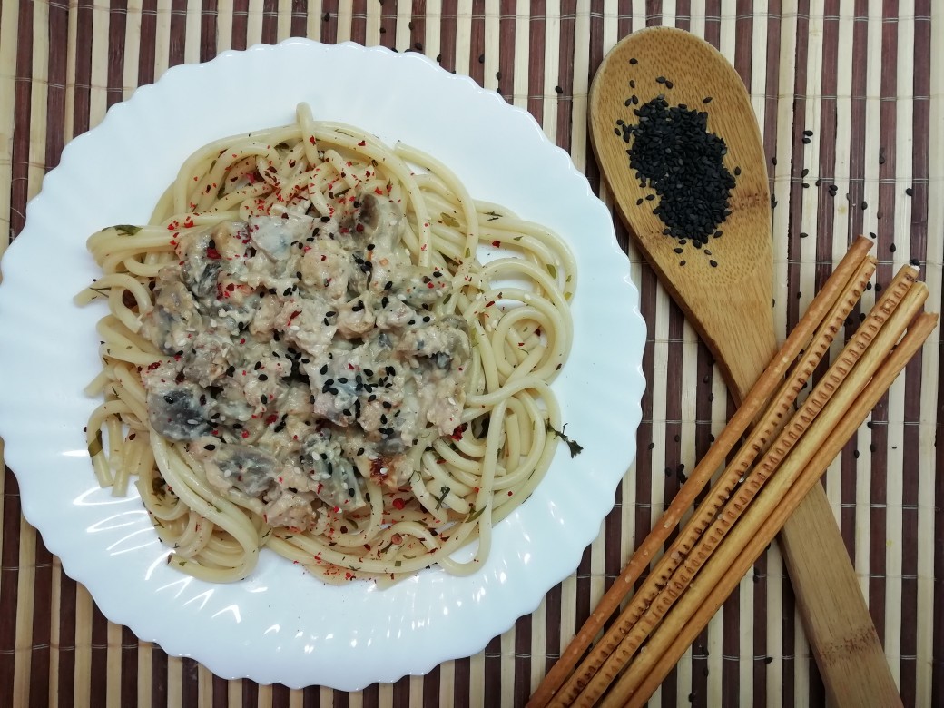 Букатини с курицей и грибами под сливочным соусом 🍝