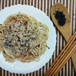 Букатини с курицей и грибами под сливочным соусом 🍝