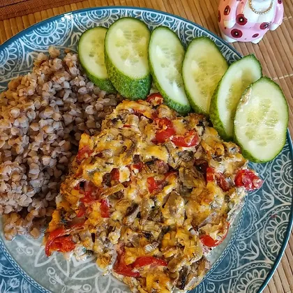 Куриное филе с грибами и помидорами черри