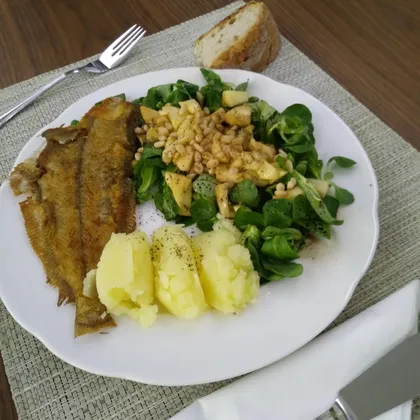 Жареная рыба с картофельным пюре и салатом