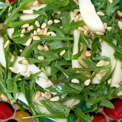 Салат с рукколой, грушей и орешками