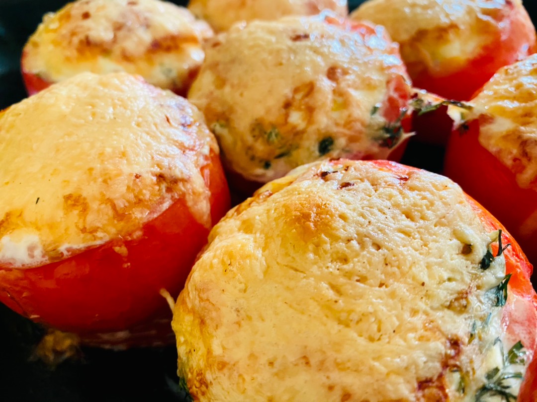 Помидоры закусочные с яйцом и сыром