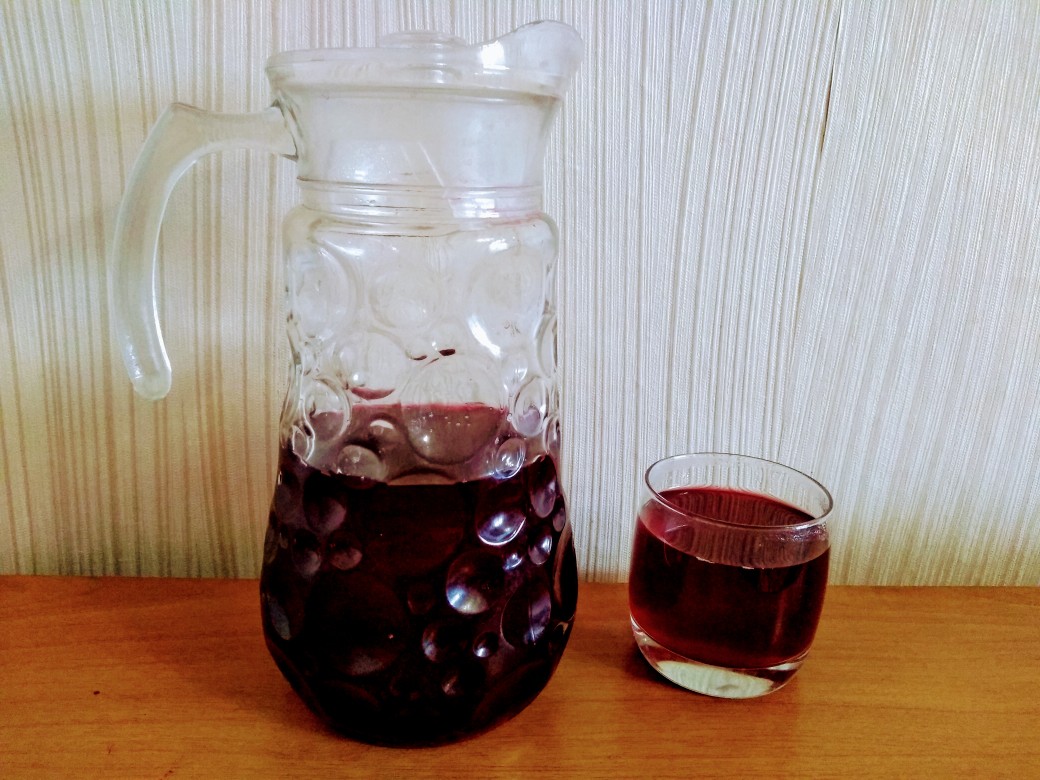 Компот из яблок и черной смородины