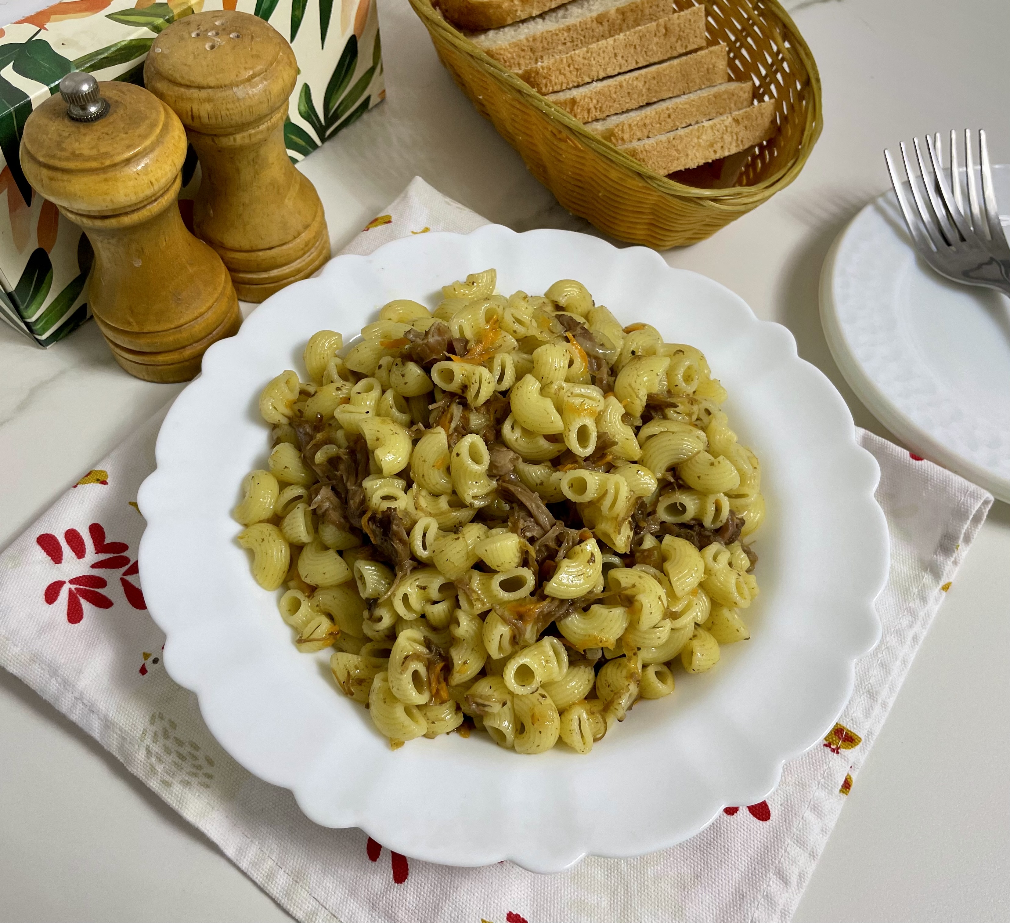  Макароны с тушенкой 