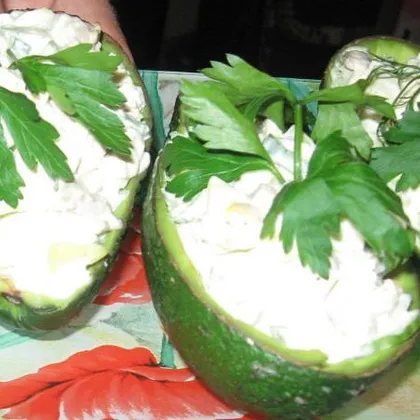 Новогодний салат с авокадо и печенью трески