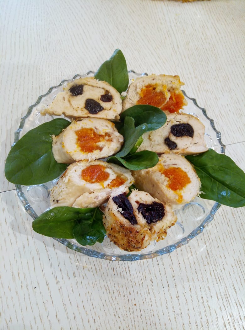 Куриные рулеты с сухофруктами и сыром