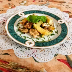 Картофель жареный с курицей