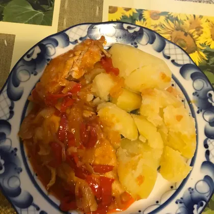 Курица тушёная с болгарским перцем в томатном соусе