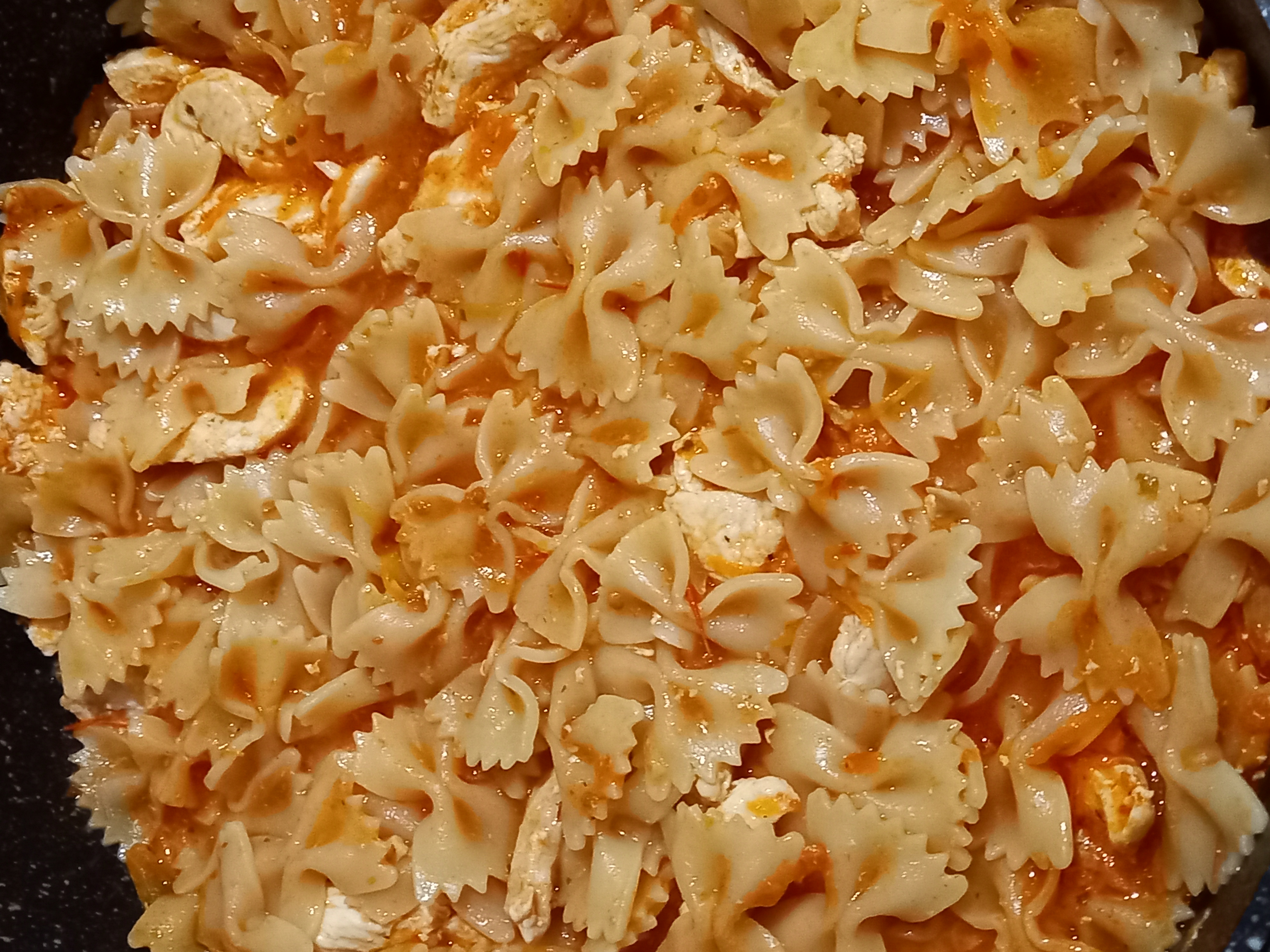 Куриное филе грудки с бантиками в томатном соусе