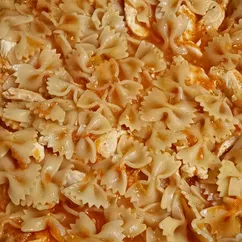 Куриное филе грудки с бантиками в томатном соусе