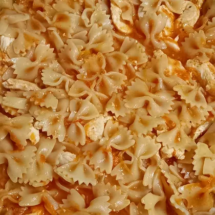 Куриное филе грудки с бантиками в томатном соусе