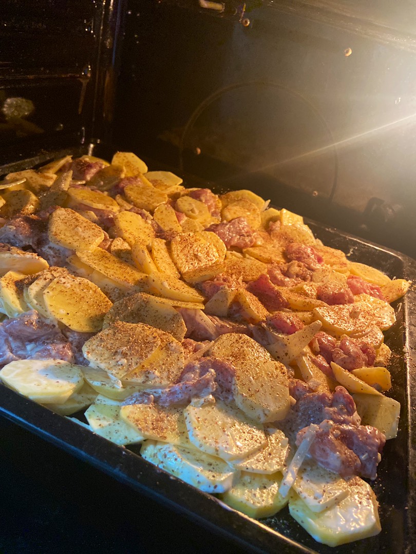 Сочная свинина, запечённая с картофелем, пошаговый рецепт с фото