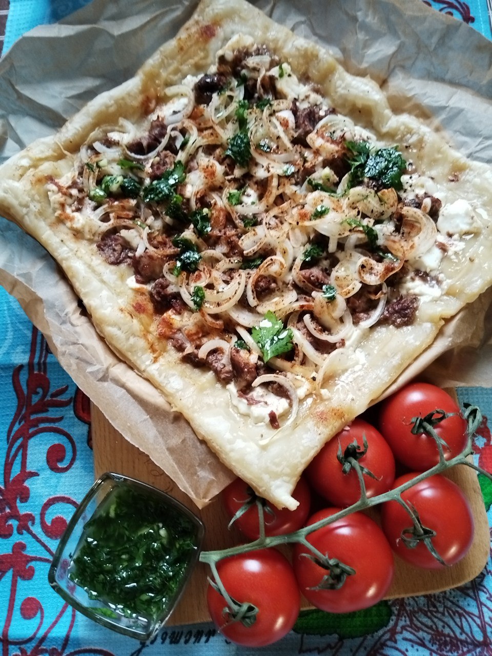 Мясной пирог с брынзой