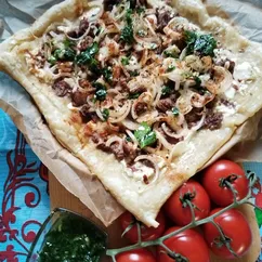 Мясной пирог с брынзой