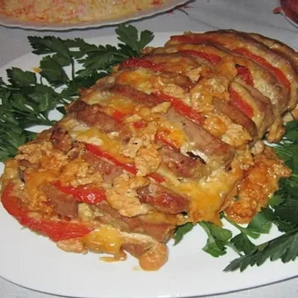 Индейка в духовке с помидорами и сыром