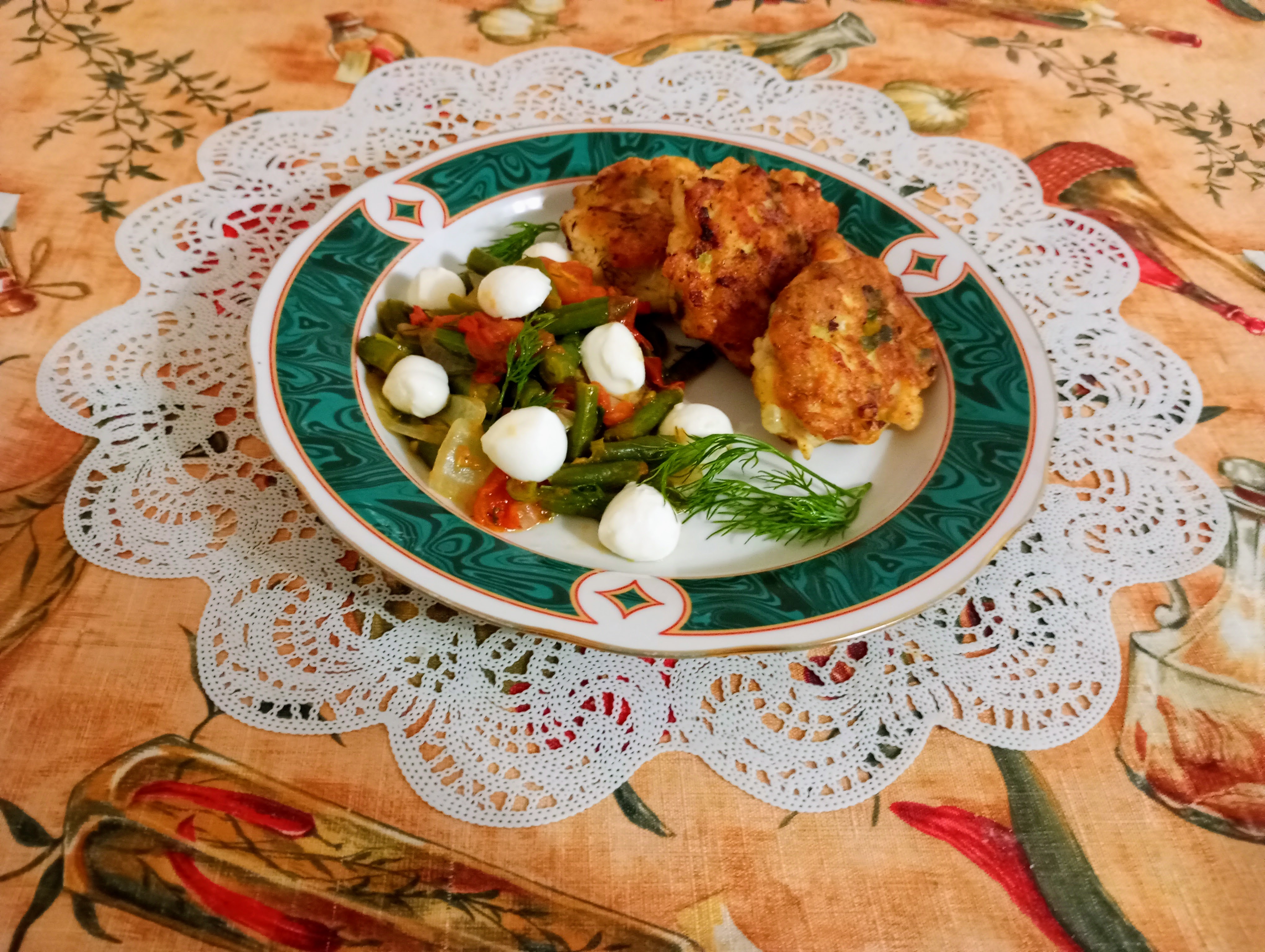 Рубленые котлеты из куриного филе с гарниром из зеленой фасоли