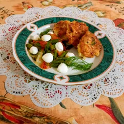 Рубленые котлеты из куриного филе с гарниром из зеленой фасоли