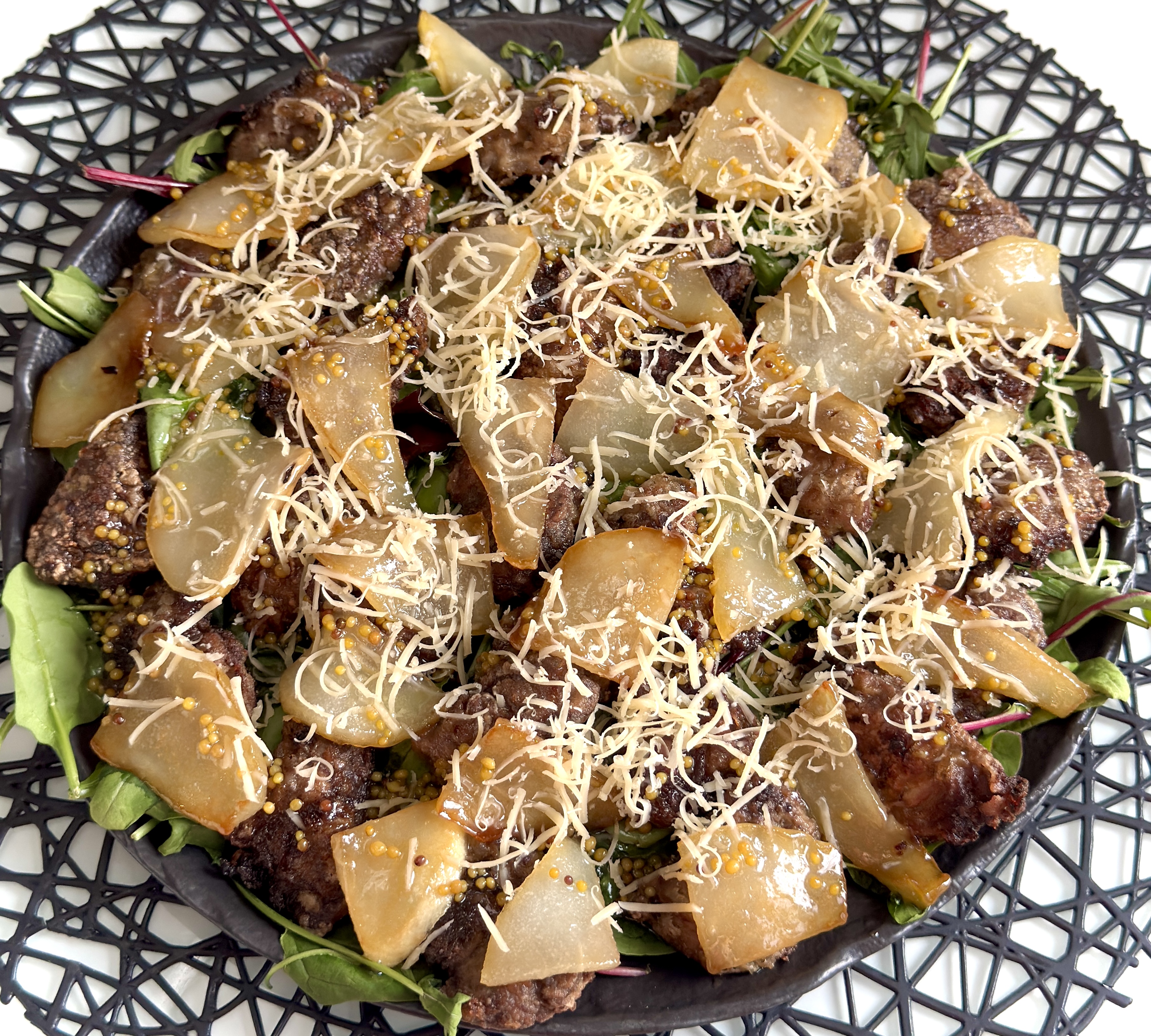 Ресторанный салат с куриной печенью и грушей