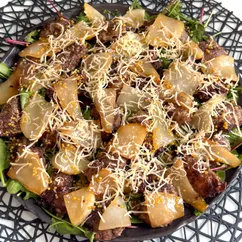 Ресторанный салат с куриной печенью и грушей