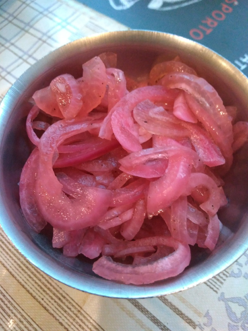 Маринованный красный лук