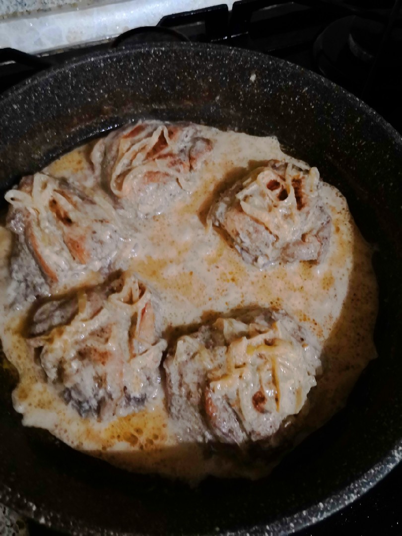 Бедра в сметанном соусе