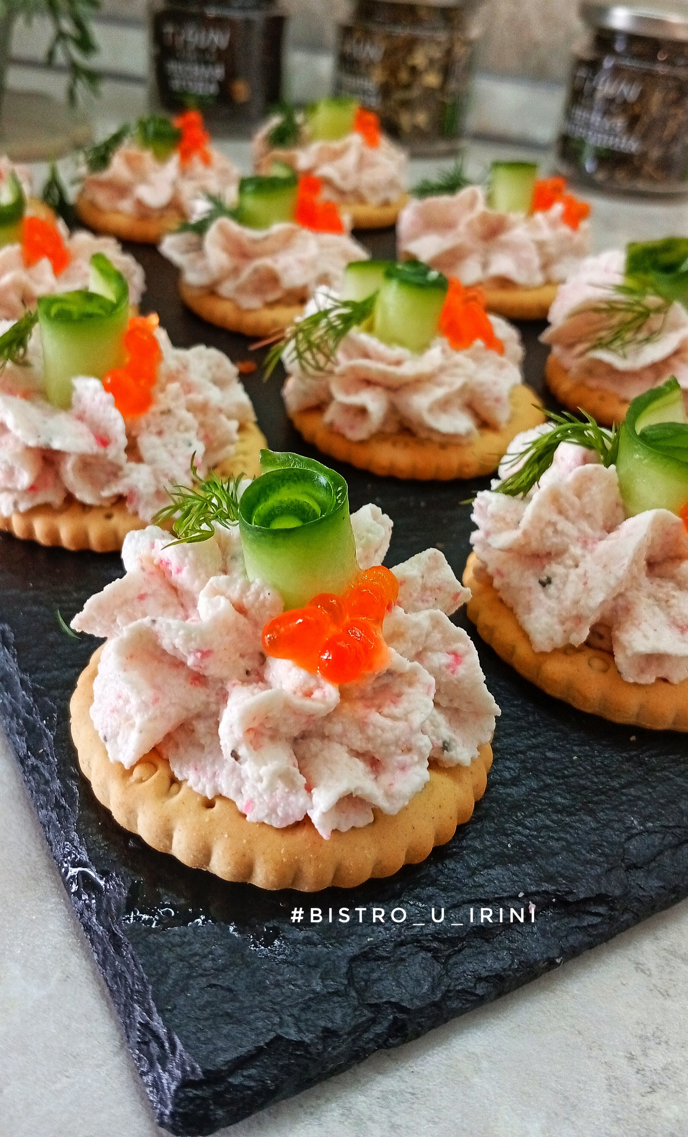 Закуска на крекере