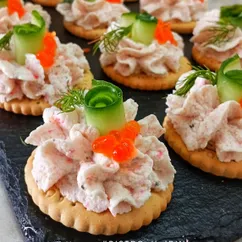 Закуска на крекере
