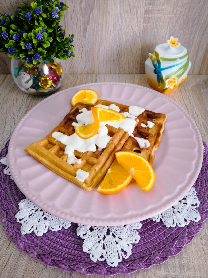 Вафли со сметанно-апельсиновым соусом