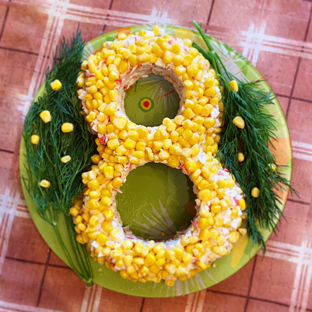 Праздничный крабовый салат «8 Марта»