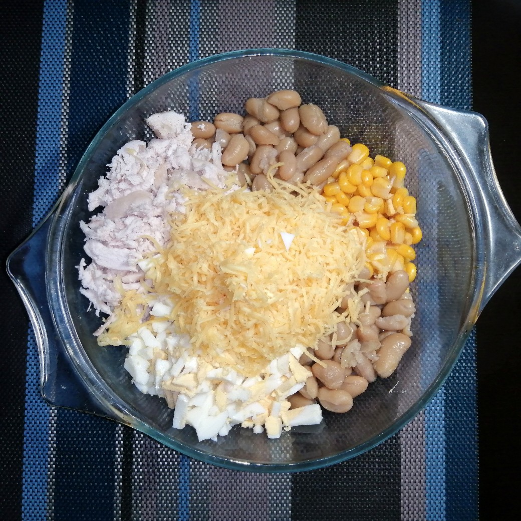 Салат с консервированной фасолью, кукурузой и сухариками