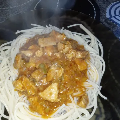 Свинина в кисло-сладком соусе со спагетти