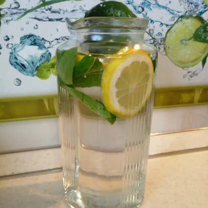 Освежающий напиток с лимоном и мятой