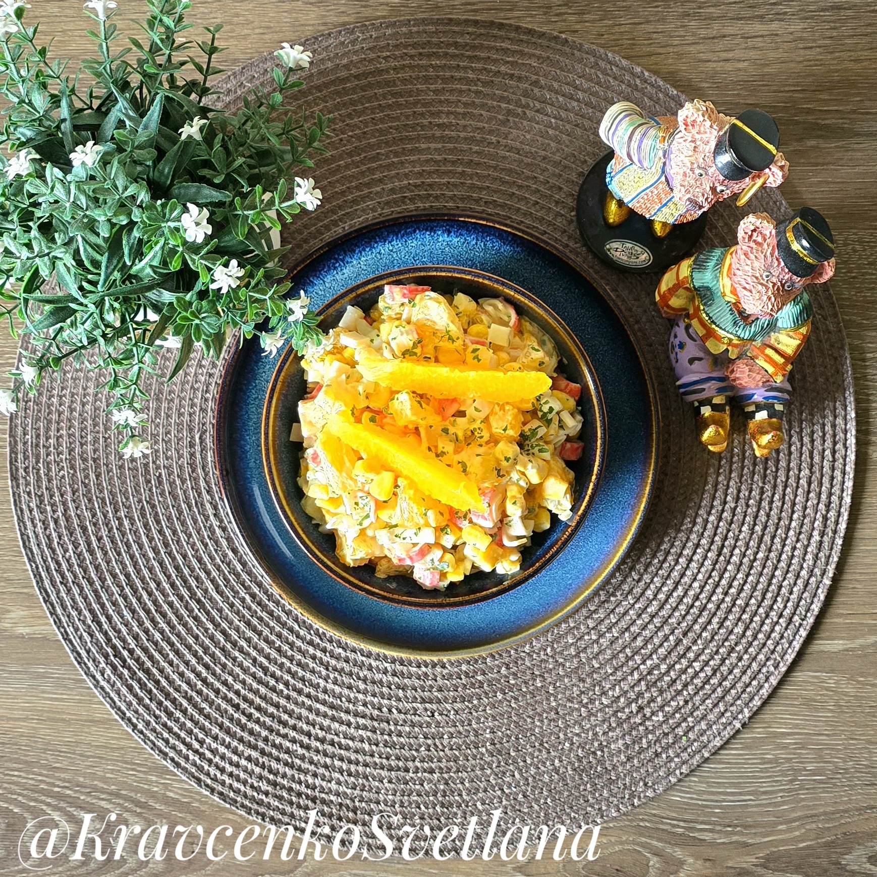 Салат с апельсином и крабовыми палочками