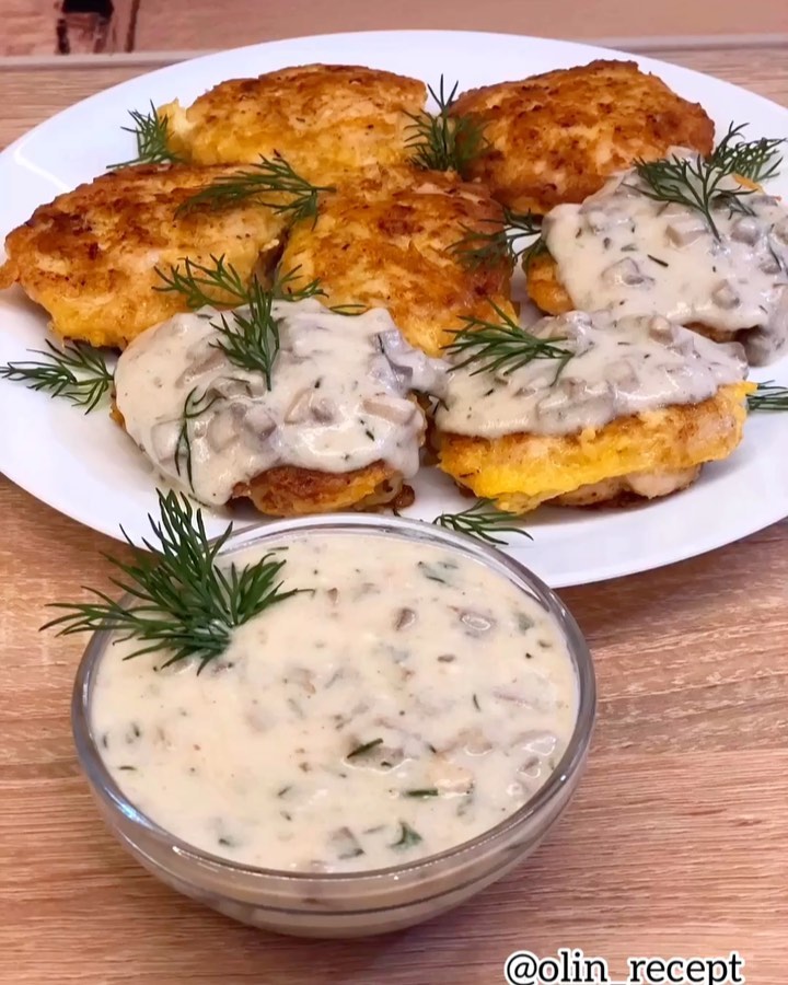 Куриные котлеты с грибным соусом
