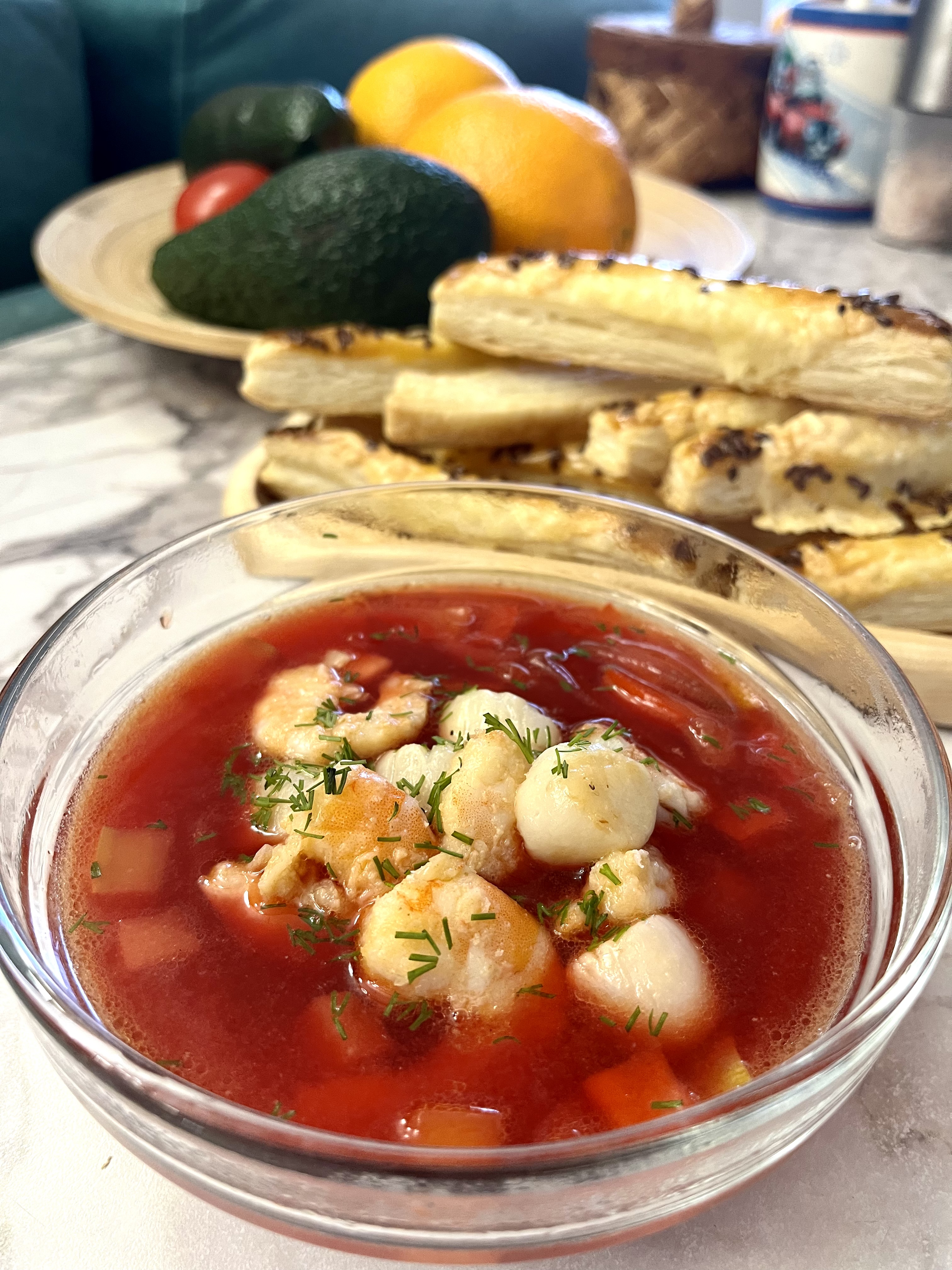 Свекольный суп «Сюрприз» с гребешками, креветками и слоеными сырными палочками