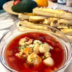 Свекольный суп «Сюрприз» с гребешками, креветками и слоеными сырными палочками