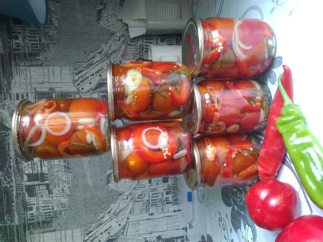Помидоры в луке и масле