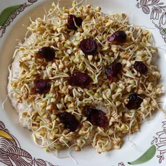Пророщенная зеленая гречка с бананом и вяленой клюквой