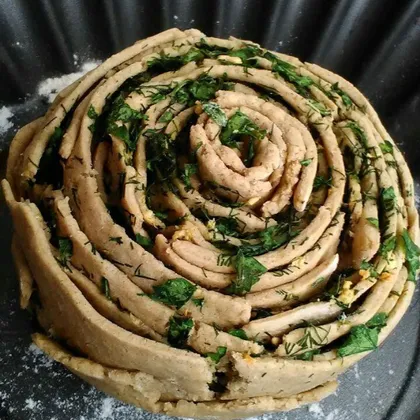 Хлеб спиральный с чесноком и зеленью