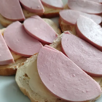 Бутерброды с сыром, колбасой и сливочными маслом